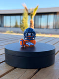 Denver Broncos Patito de Fútbol Americano – Impreso en 3D Fan NFL Patito Coleccionable | Broncos Regalo Fan | Football Decoración de Tablero