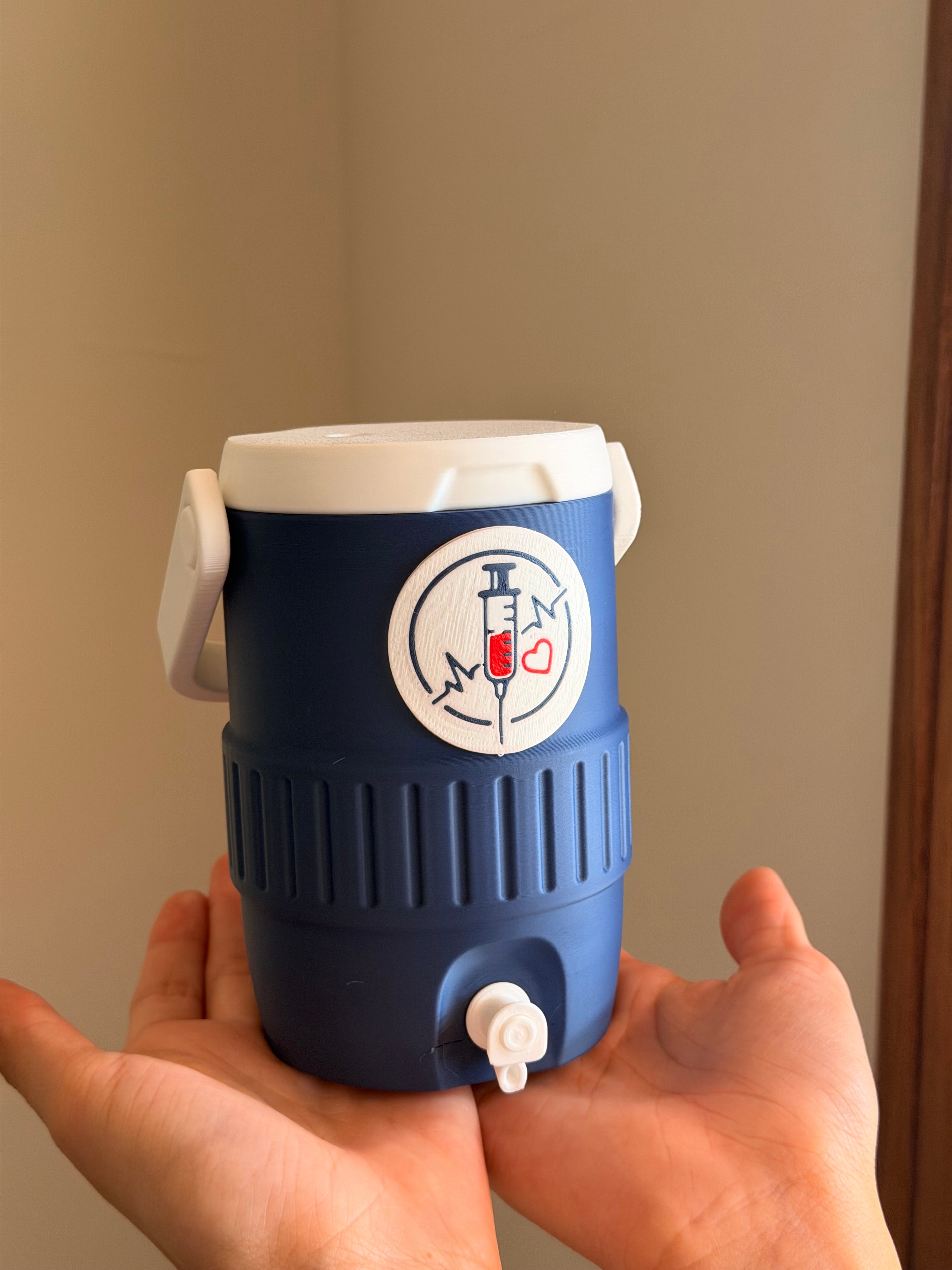 Koozie Temática Enfermería – Diseño Estetoscopio y Latido | Enfriador de Lata 355ml