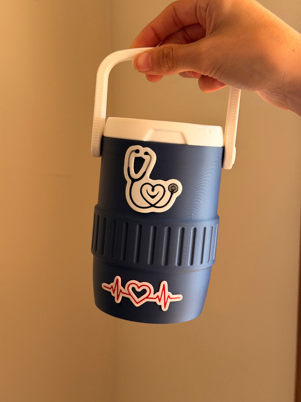 Koozie Temática Enfermería – Diseño Estetoscopio y Latido | Enfriador de Lata 355ml