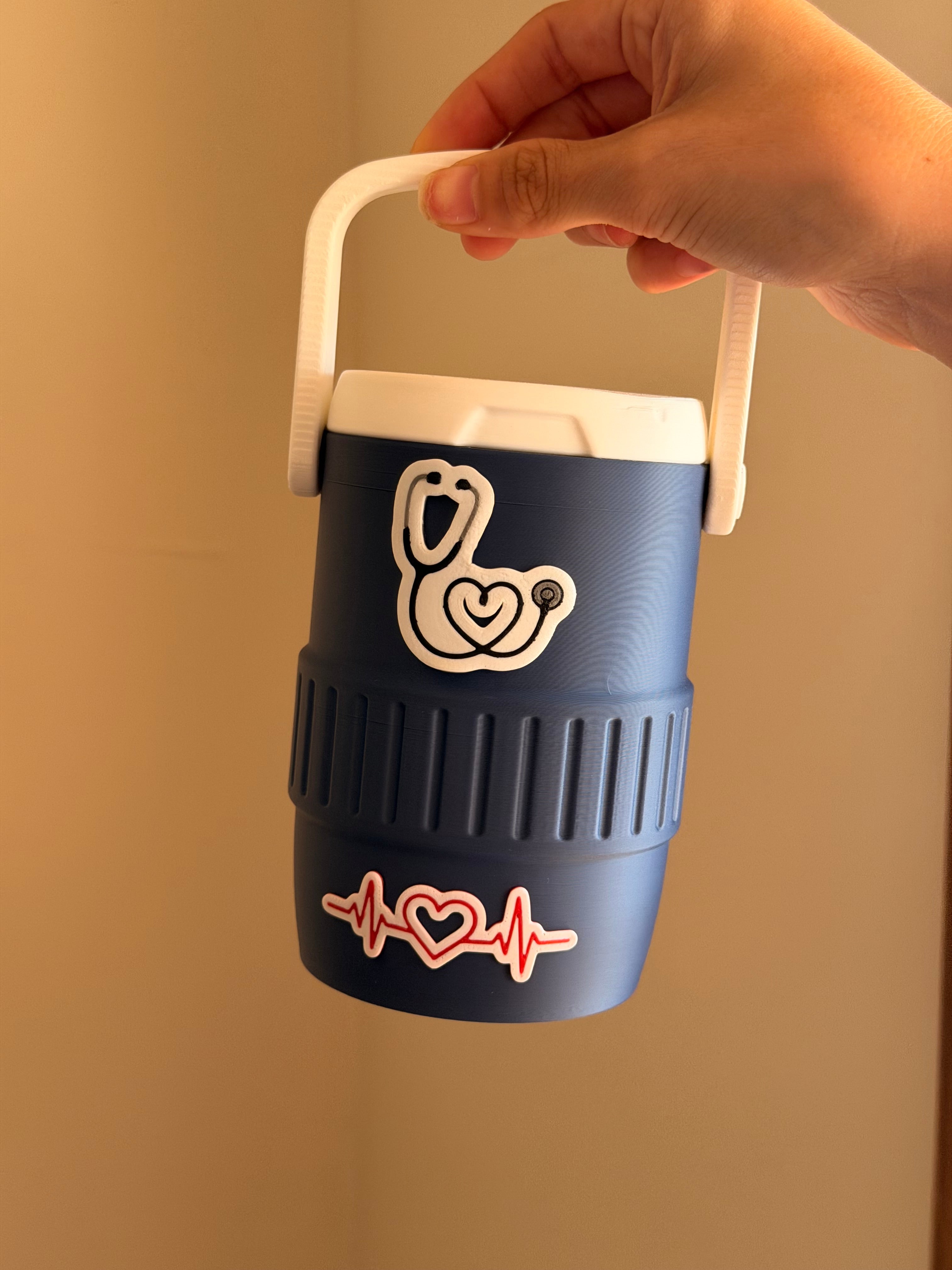 Koozie Temática Enfermería – Diseño Estetoscopio y Latido | Enfriador de Lata 355ml
