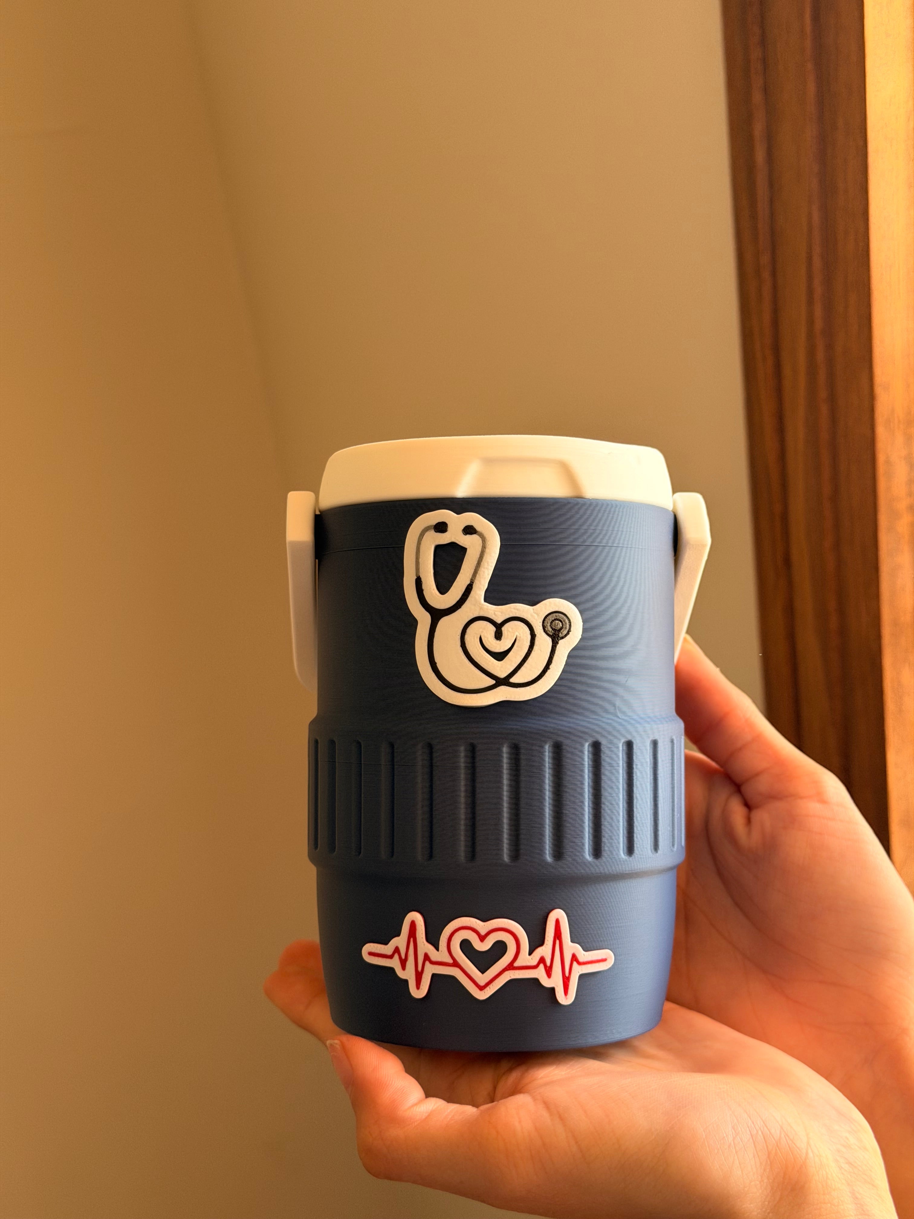 Koozie Temática Enfermería – Diseño Estetoscopio y Latido | Enfriador de Lata 355ml