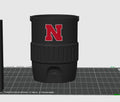 Nebraska Cornhuskers Fan Koozie – Enfriador de Lata 355ml Impreso en 3D